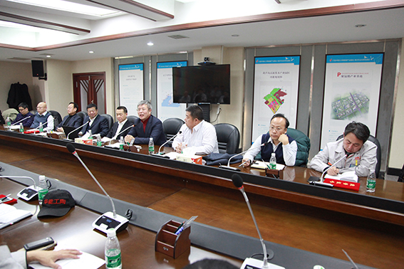 集團董事長馮萬春作總結(jié)講話